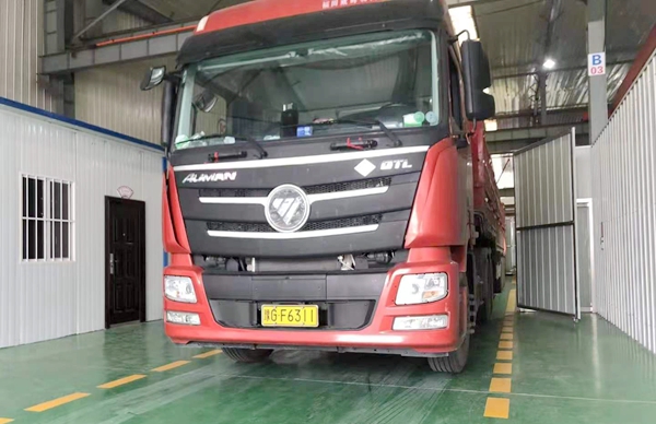 5月，河南新印禮品箱自動穿提扣機持續(xù)發(fā)貨中